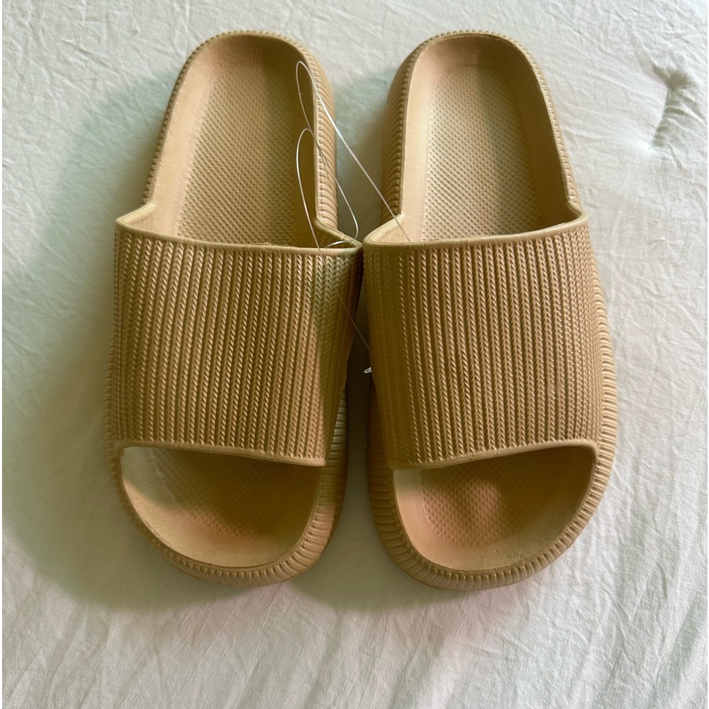 Trendy beige slides, size 8